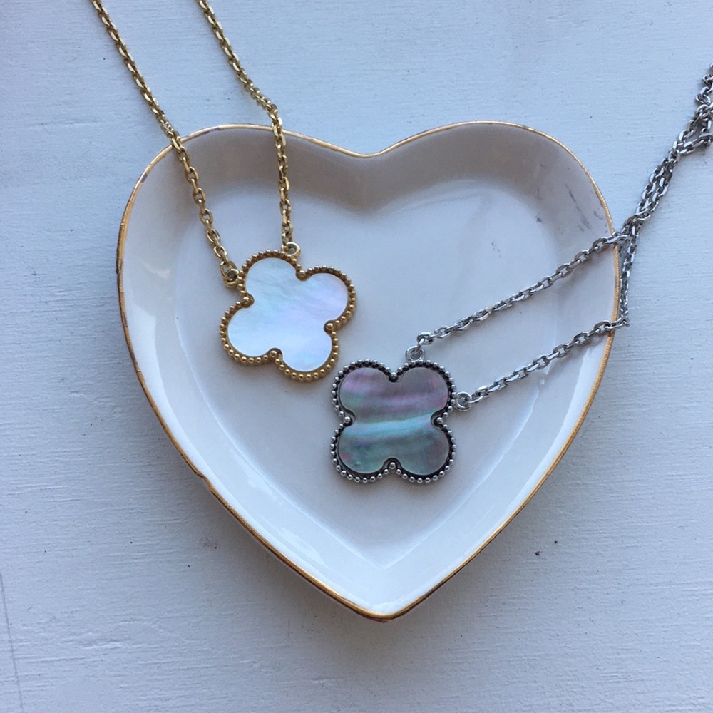 Silver clover necklace